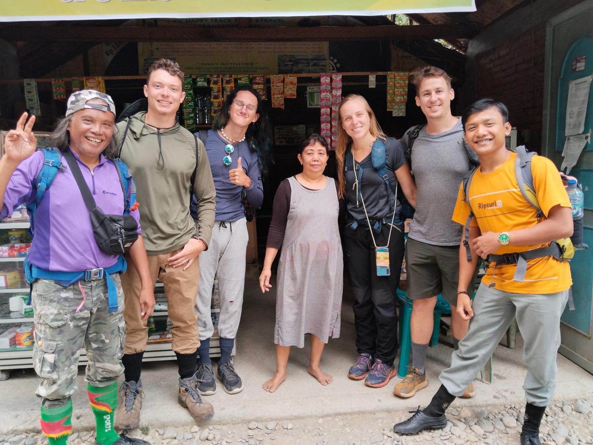 Jhony'S Backpacker-Guest House Only Stay Here Book Treking With Us Bukit Lawang Buitenkant foto