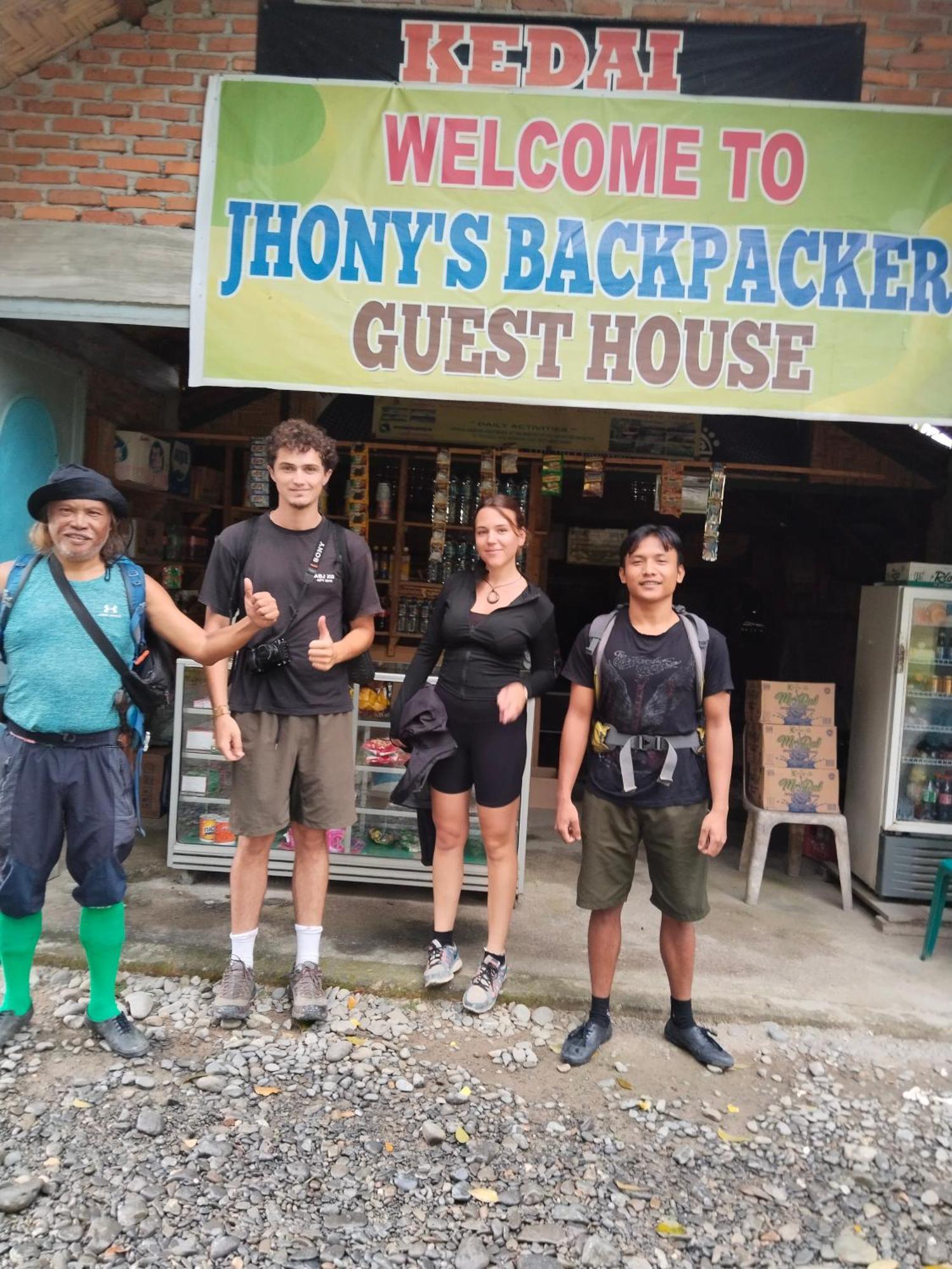 Jhony'S Backpacker-Guest House Only Stay Here Book Treking With Us Bukit Lawang Buitenkant foto