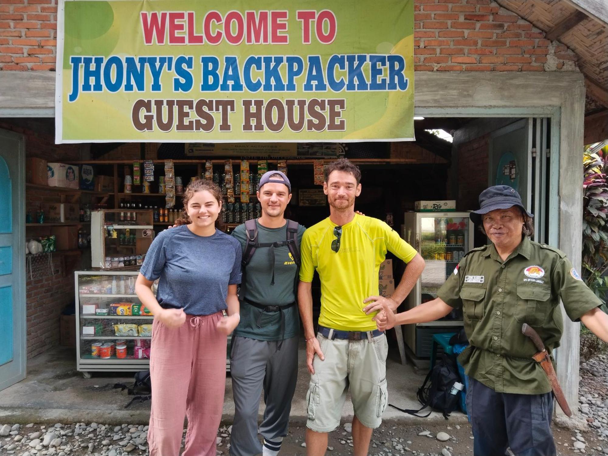 Jhony'S Backpacker-Guest House Only Stay Here Book Treking With Us Bukit Lawang Buitenkant foto